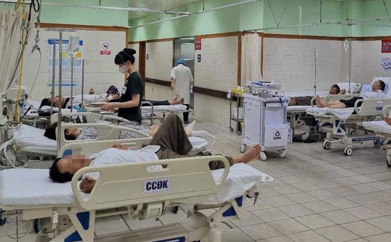 Receiving and monitoring emergency cases at Hue Central Hospital on the last day of the holiday. Photo: Huong Giang.