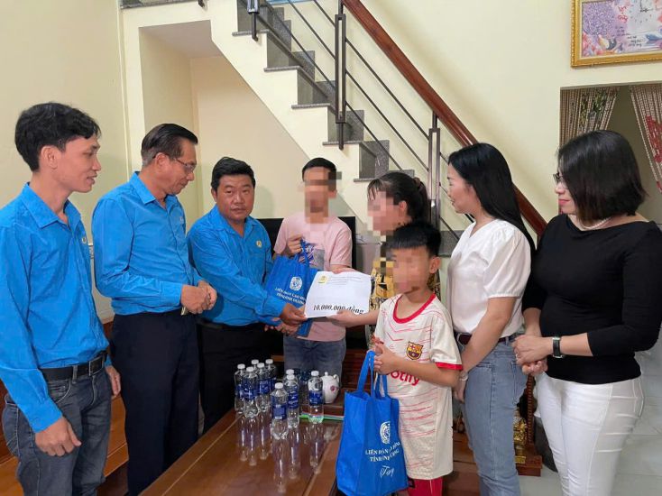 Binh Duong Provincial Federation of Labor and Tan Uyen City Federation of Labor presented support to workers with serious illnesses. Photo: Dinh Trong