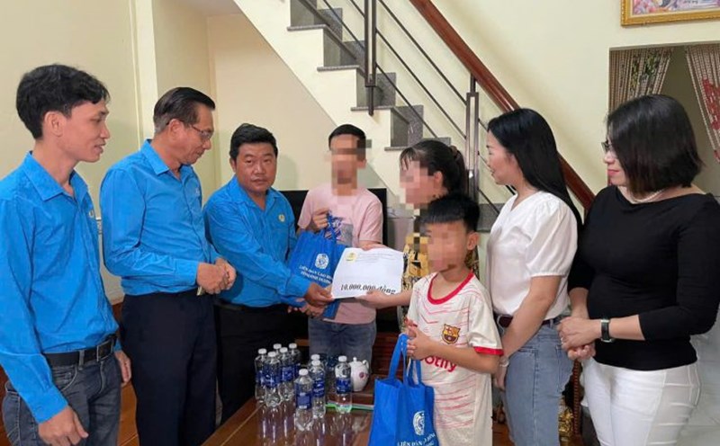 Binh Duong Provincial Federation of Labor and Tan Uyen City Federation of Labor presented support to workers with serious illnesses. Photo: Dinh Trong
