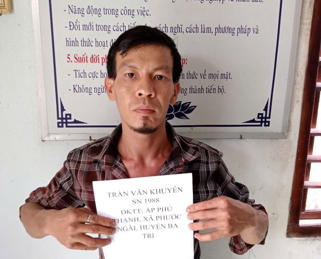 El sujeto Tran Minh aconsejo a la agencia de investigacion policial de la provincia de Ben Tre que procesara a los acusados ​​para investigar la posesion ilegal de narcoticos. Foto: Policia de la provincia de Ben Tre
