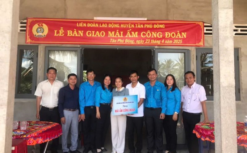 Ms. Tran Thi Huynh Mai's house is about to be completed and the Tien Giang Provincial Federation of Labor will support a Trade Union Shelter. Photo: Thanh Nhan