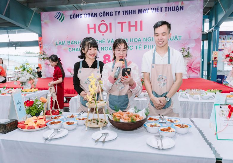 Concurso de pasteleria y colocacion de flores artisticas en la empresa de la suerte de Vietnam (Hoa Xa industrial, TP Nam Dinh). Imagen de la Union de Trabajadores de Vietnam