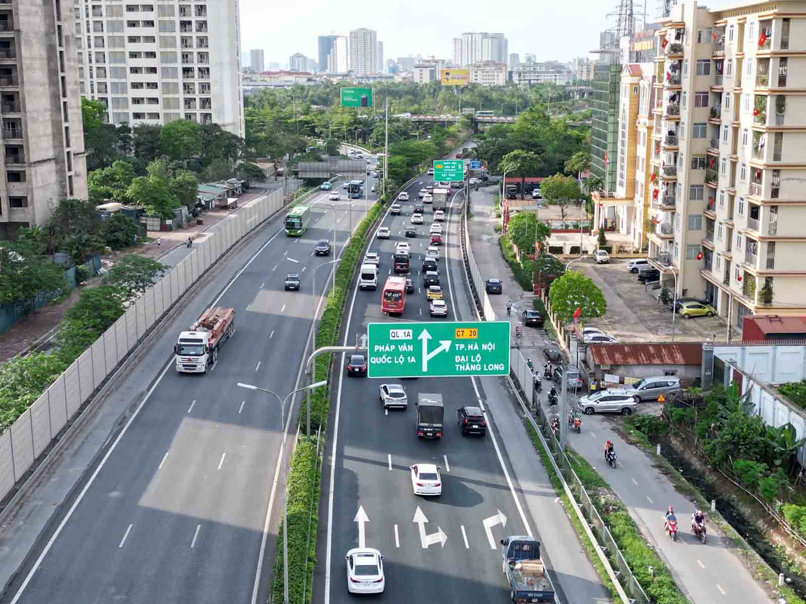 Luong phuong tien bi don u tai 200m cuoi cung cua cao toc Phap Van - Cau Gie. Anh: Huu Chanh