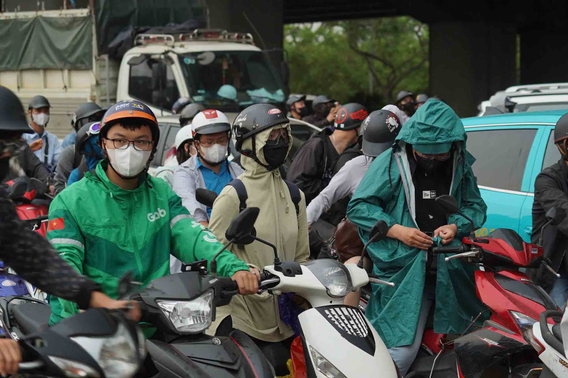Phuong tien dong duc theo chieu tu Quoc lo 1A cu ve duong Giai Phong. Anh: