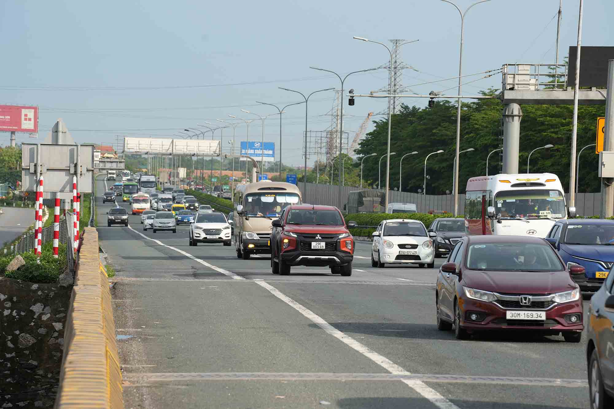 Xe co tu cac tinh phia Nam tro lai Ha Noi sau ky nghi le 30.4 - 1.5. Anh: Huu Chanh