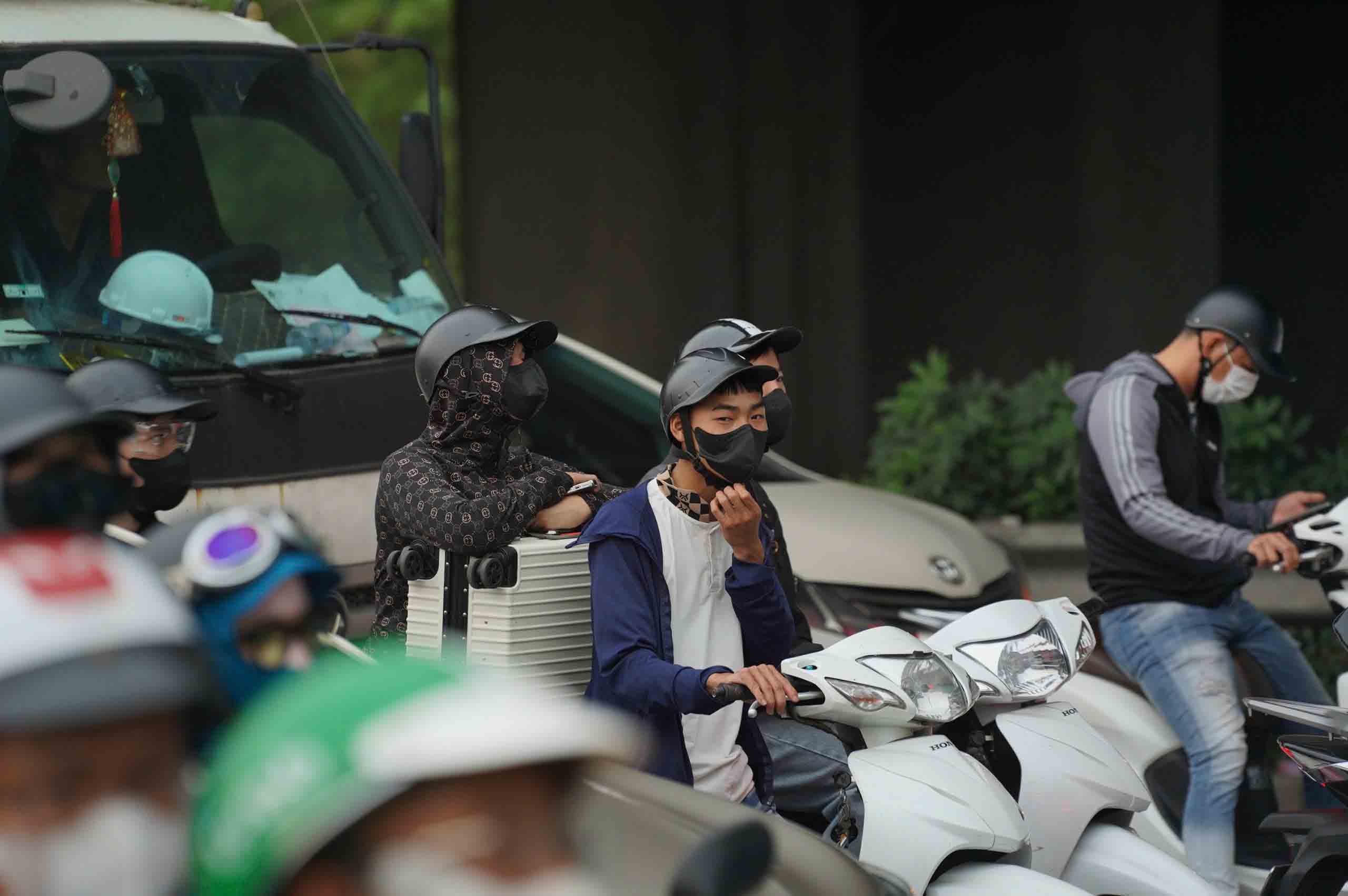 Nhieu nguoi cho theo linh kinh do dac khi tro lai Ha Noi sau ky nghi. Anh: Huu Chanh