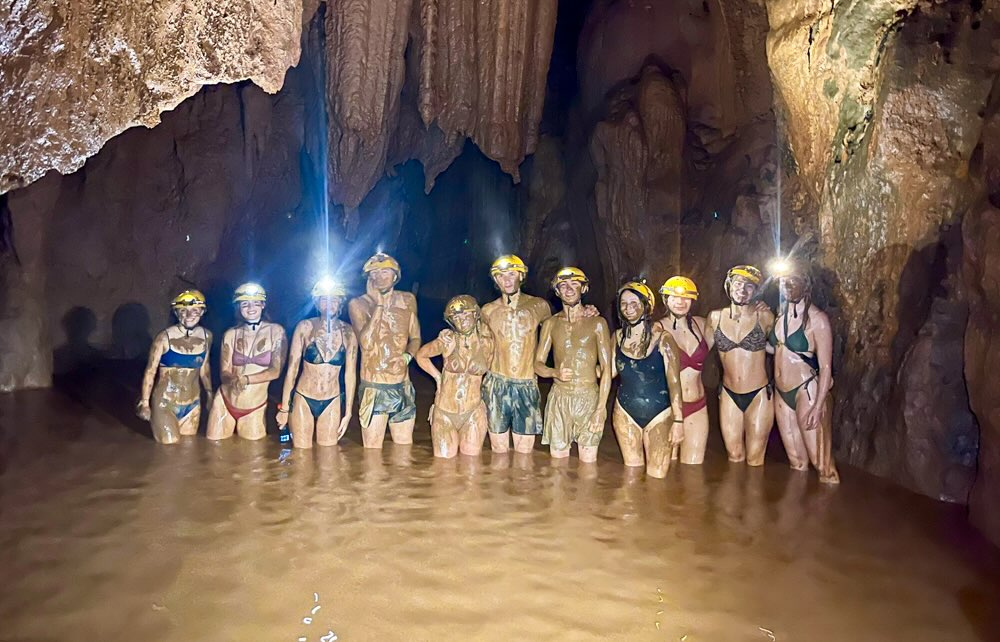 Trong do, khach quoc te uoc dat 8.500 luot, tang 6,25%. Tong doanh thu tu hoat dong du lich dat khoang 428 ti dong.