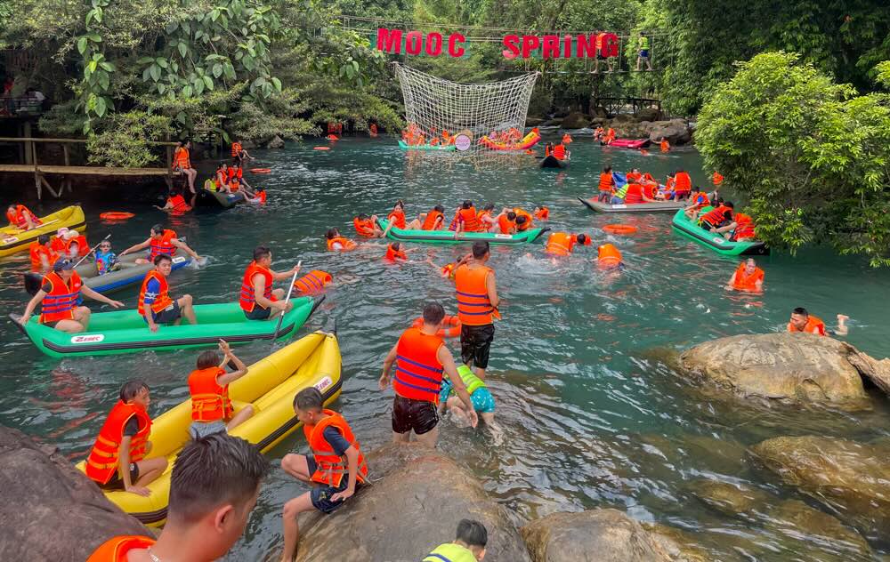 Dang chu y, duoi thoi tiet nang nong, cac diem du lich sinh thai noi bat nhu dong Phong Nha, dong Thien Duong, suoi Nuoc Mooc, song Chay - hang Toi, Thung lung Hava, cong vien Ozo... ghi nhan luong lon du khach tham quan, trai nghiem.