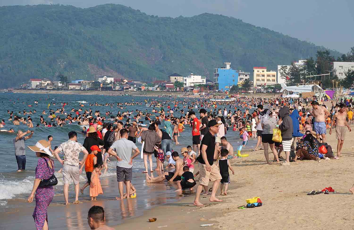 Thousands of tourists swimming in the sea and staying at Thien Cam Tourist Area during the April 30 - May 1, 2025 holiday. Photo: Tran Tuan.
