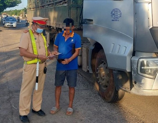The number of traffic accidents and violations of traffic laws in Dak Lak decreased during the April 30 and May 1 holidays. Photo: Provided by the police