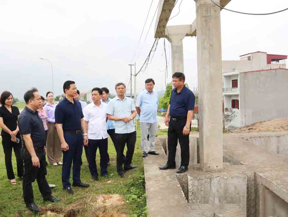 Chu tich UBND tinh Bac Ninh Vuong Quoc Tuan cung doan cong tac kiem tra du an tram bom Huu Chap. Anh: Cong TTDT Bac Ninh