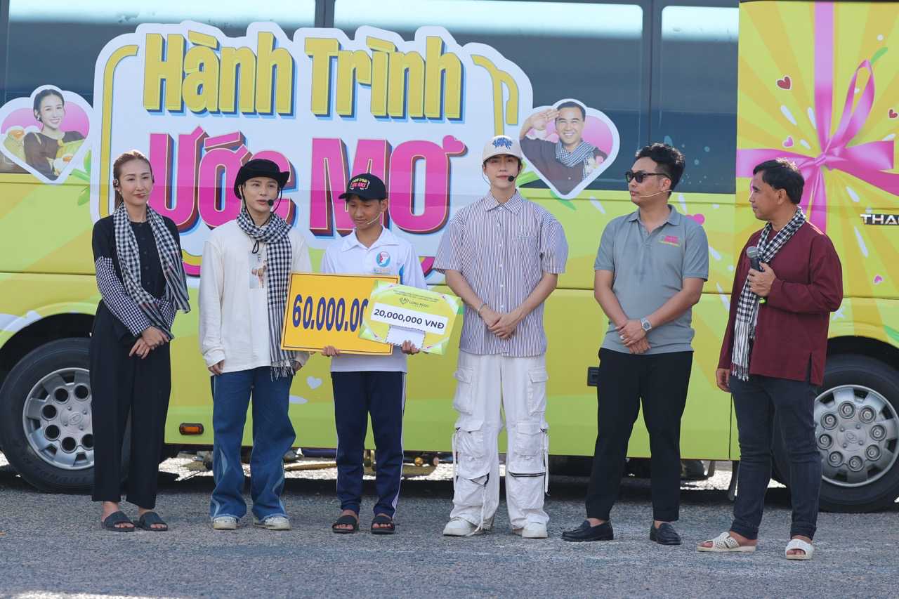 Not only did Quyen Linh make her mark as an MC, she also directly participated in many charity activities in the program. It was his simplicity and sincerity that contributed to the strong spread of the program's message of compassion. Photo: Provided by the manufacturer.