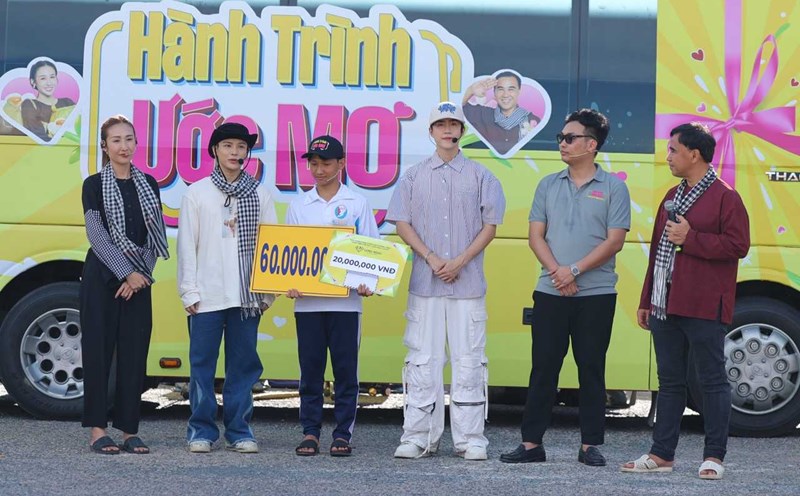 Not only did Quyen Linh make her mark as an MC, she also directly participated in many charity activities in the program. It was his simplicity and sincerity that contributed to the strong spread of the program's message of compassion. Photo: Provided by the manufacturer.