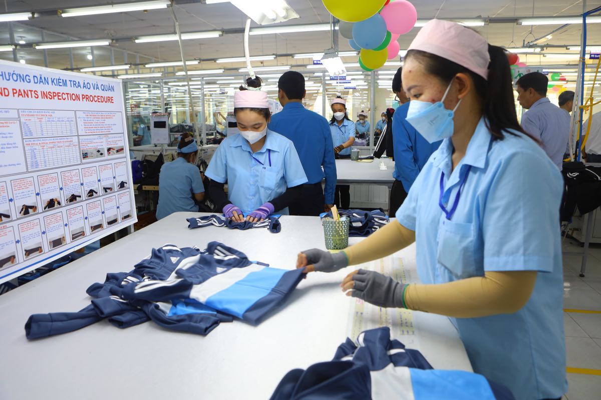 Công nhân làm việc tại Xí nghiệp may Tuy Phong. Ảnh: Duy Tuấn 