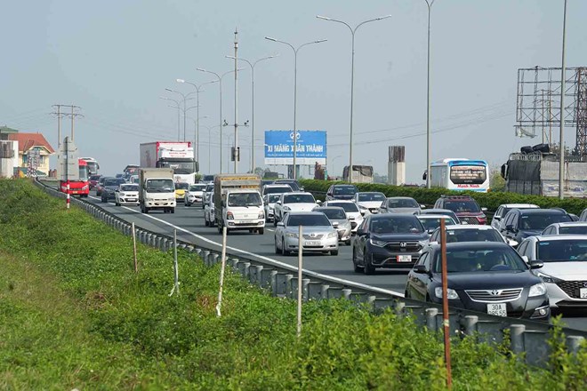 Trafico en la autopista Fran Van - Puente de la Muerte hacia el centro de Hanoi, a las 3 y media. Imagen de la derecha