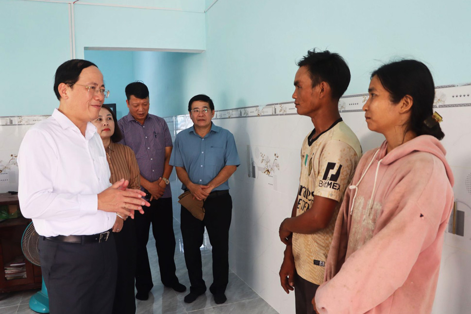 Chủ tịch UBND tỉnh Bình Định Phạm Anh Tuấn thăm ngôi nhà xây mới của vợ chồng anh Nguyễn Ngọc Hữu (huyện Vân Canh). Ảnh: Trang Lê