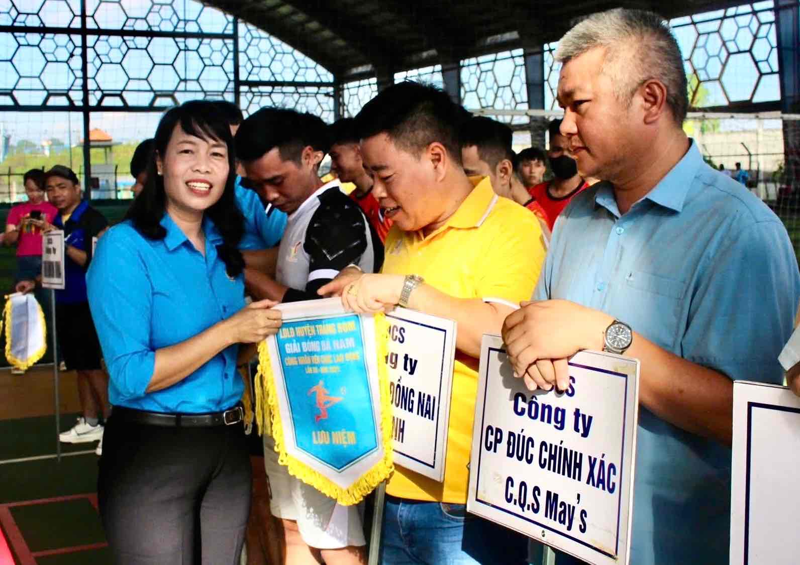 Chairwoman of Trang Bom District Labor Federation Tran Thi Hong Thao presented souvenir flags to the teams participating in the men's football tournament in Dong Nai. Photo: Provided by the Union