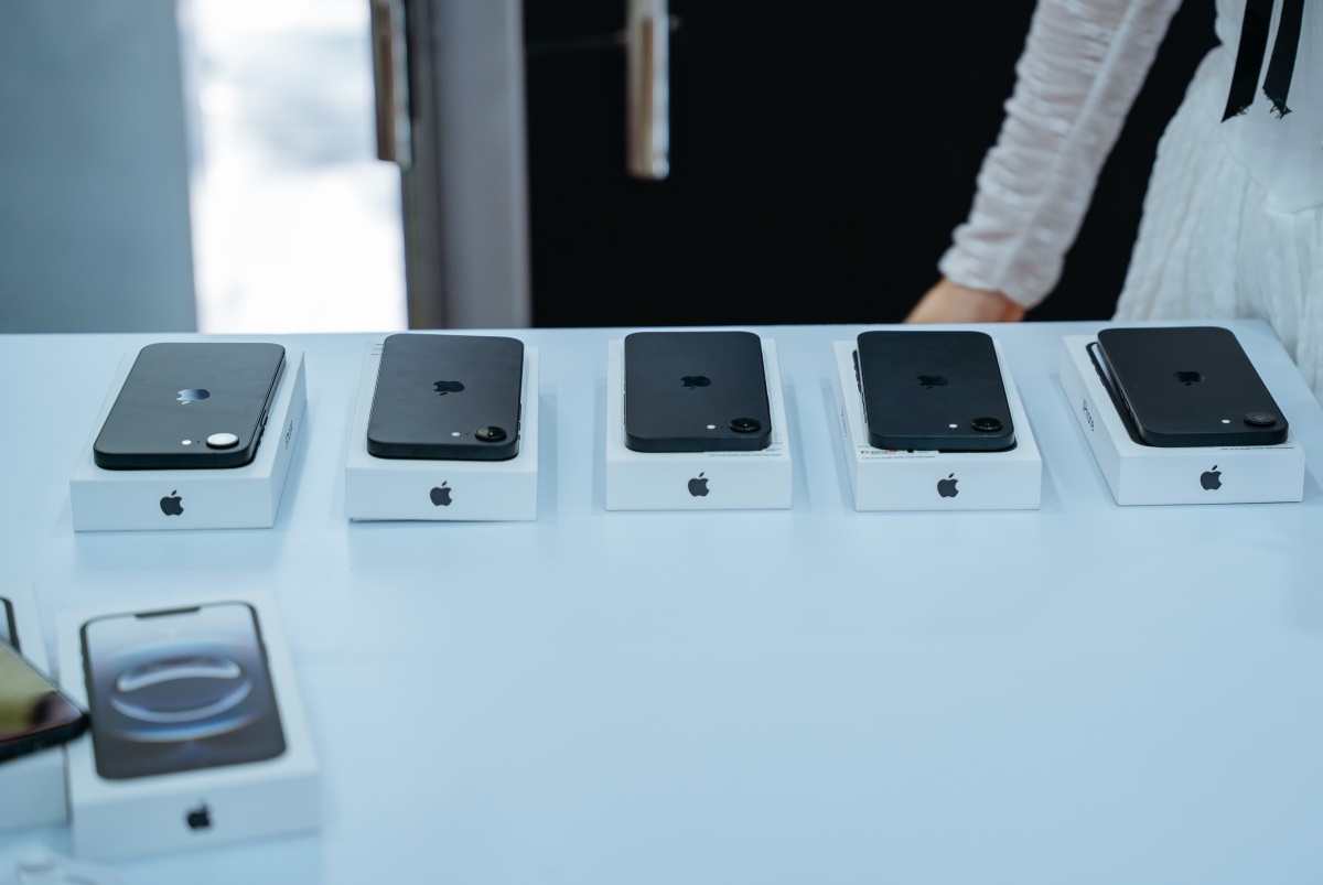 iPhone lines, including the upcoming iPhone 17 Air, will still be Apple's main source of revenue. Photo: Loan Tran