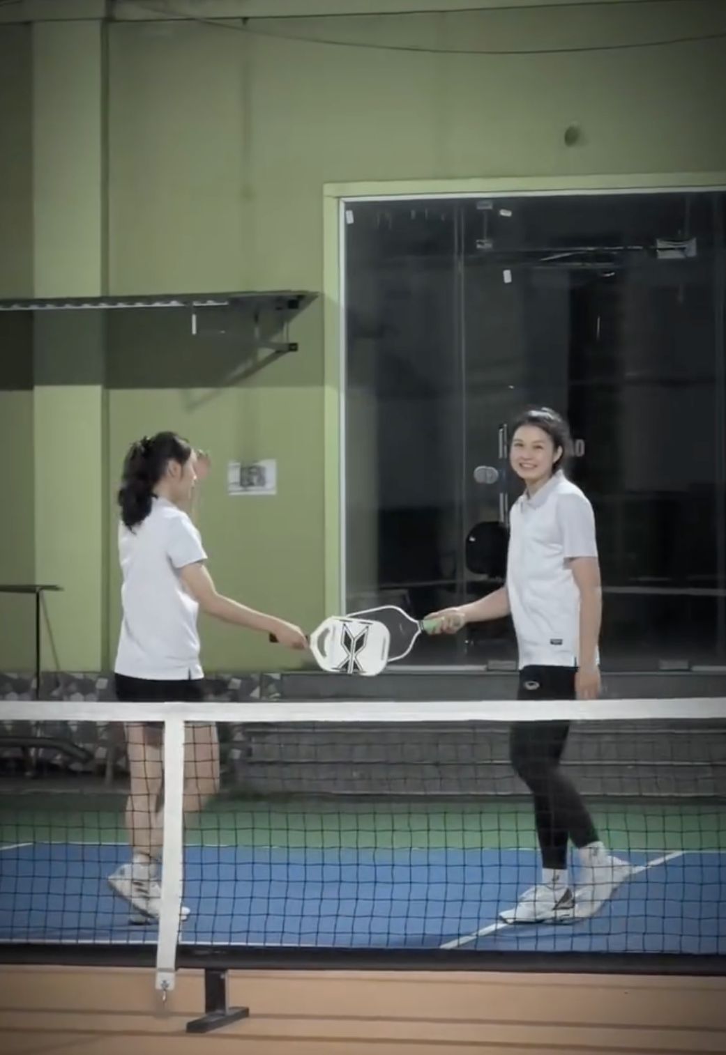 Cuu cau thu Chu Thi Ngoc choi pickleball cung ban be. Anh cat tu video