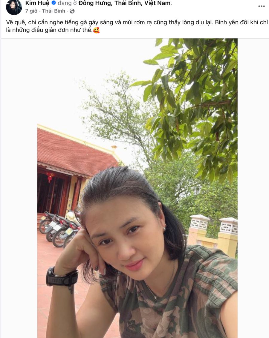 Cuu tuyen thu Kim Hue ve que nghi ngoi dip le. Anh chup tu bai dang cua nhan vat