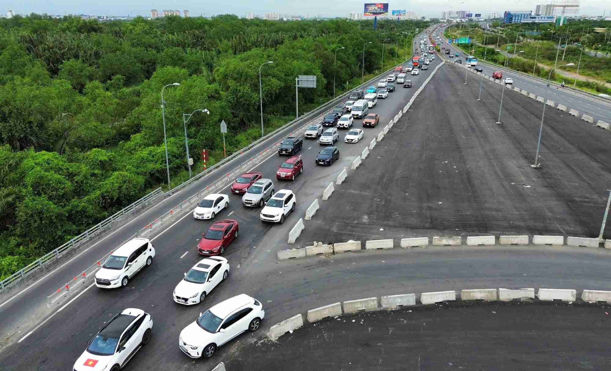 Los vehiculos se alinean en la autopista de Long Thanh, en la ciudad de HCMC, esperando a salir del cruce de An Phu. Foto: Su hermano