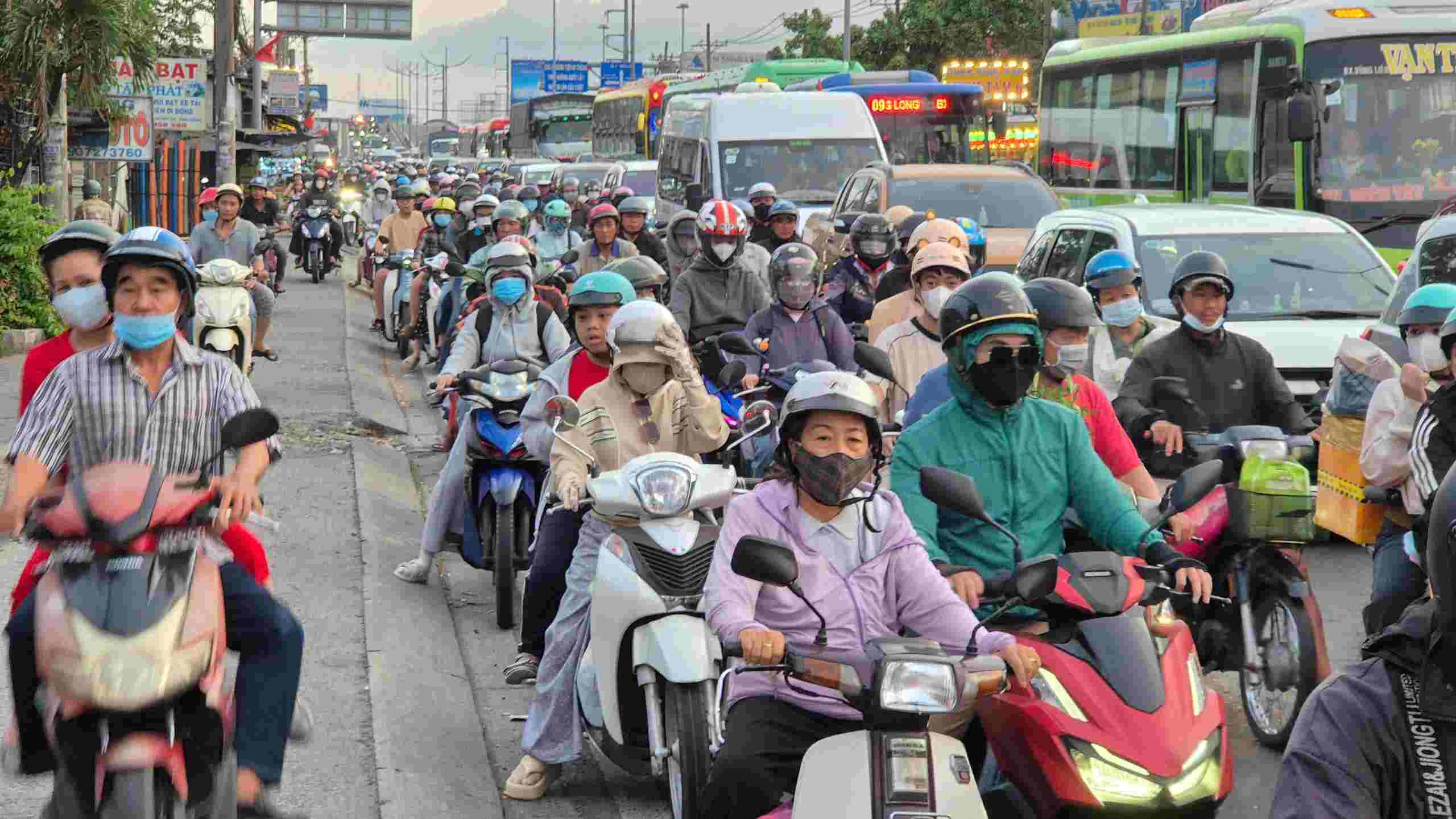 Nguoi dan chon cach leo le de tiep tuc di chuyen. Anh: Chan Phuc
