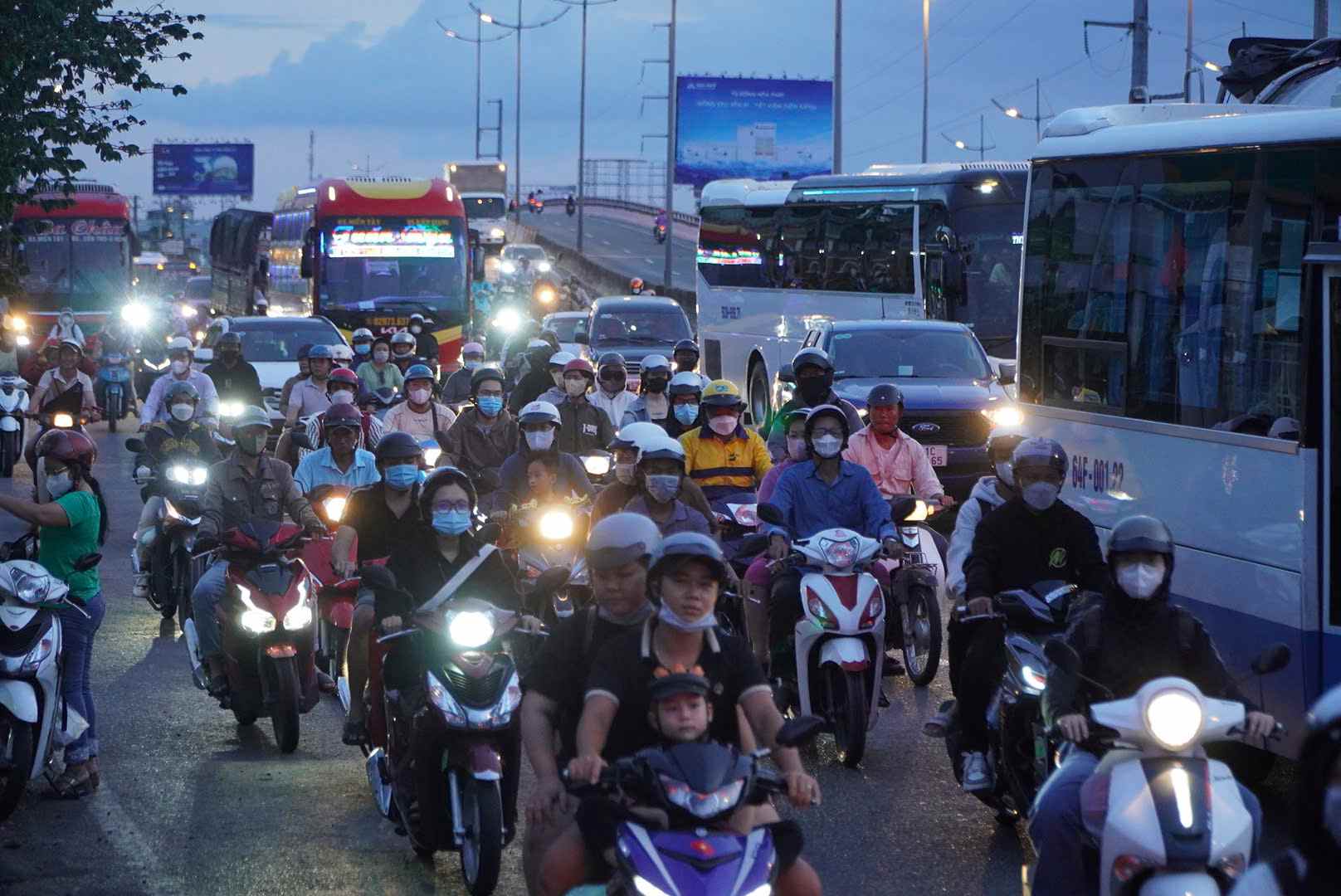 Tinh trang xe un u tren quoc lo 1 o cua ngo phia Tay TPHCM van chua dung lai. Anh: Chan Phuc
