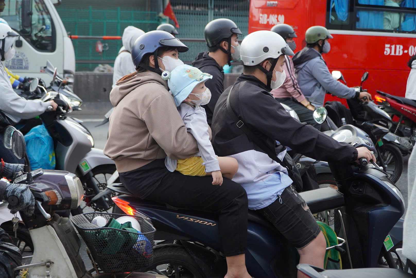 Nhieu em nho met moi ngu tren xe, do dac mang theo linh kinh. Anh: Chan Phuc