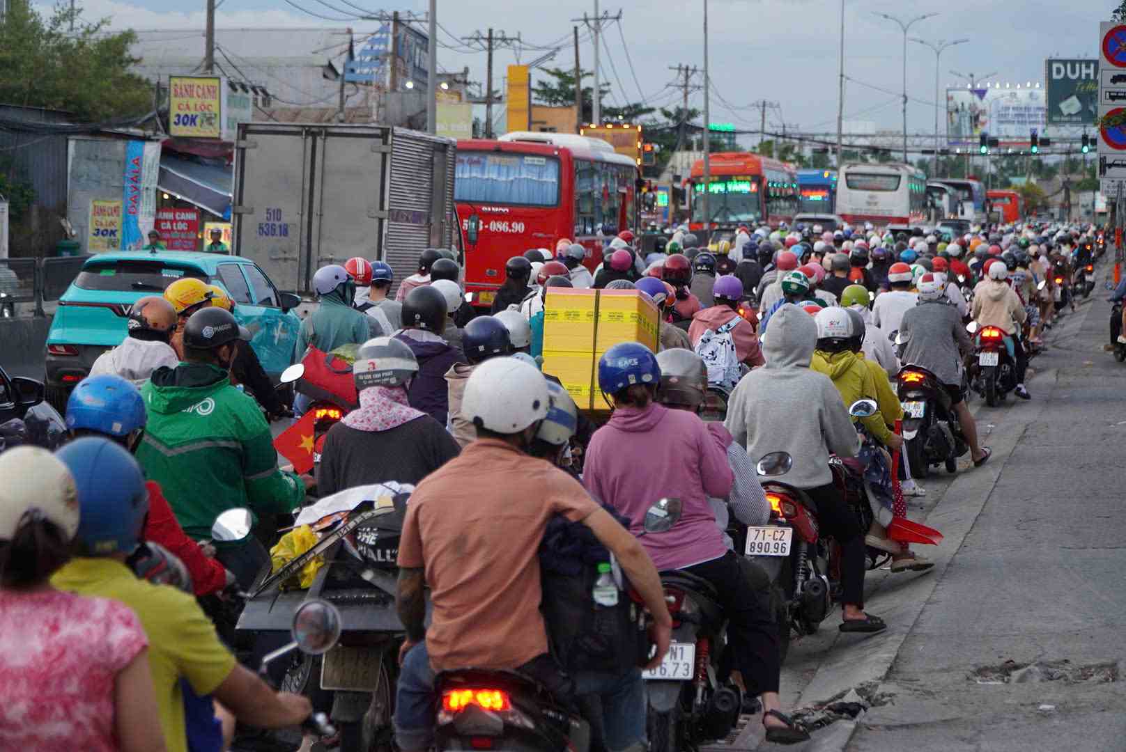 Ghi nhan tai quoc lo 1 (huyen Binh Chanh) rat dong phuong tien un u, di chuyen cham qua day. Anh: Chan Phuc