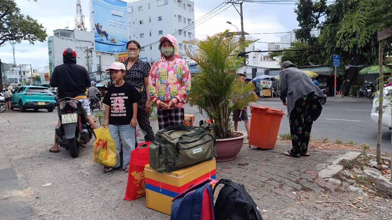 Khu vuc ben xe mien Dong cung dong duc nhung khong gay chen lan. Anh: Minh Tam