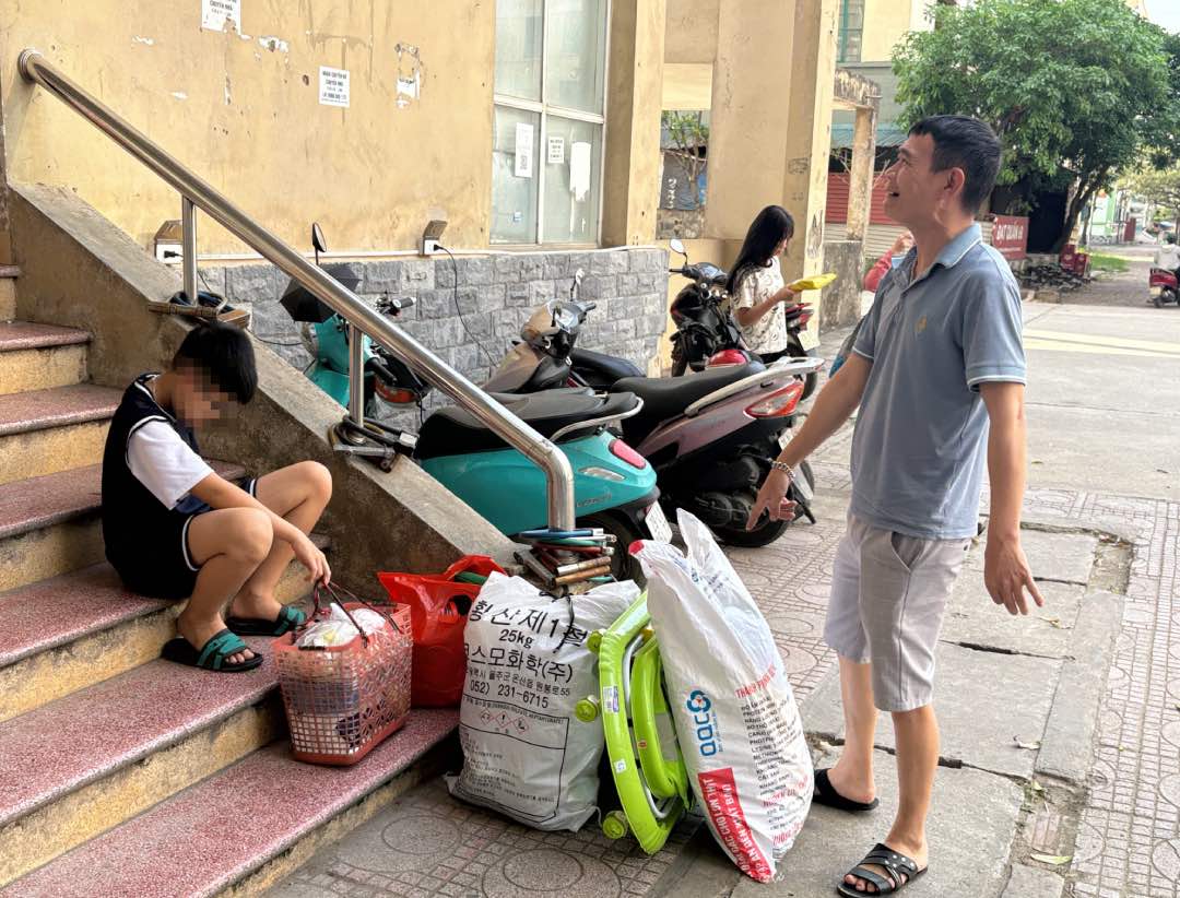 Una familia de campo que llega de vacaciones se esfuerza por subir sus cosas a su casa de arriba porque el ascensor no funciona. Imagen de la pagina