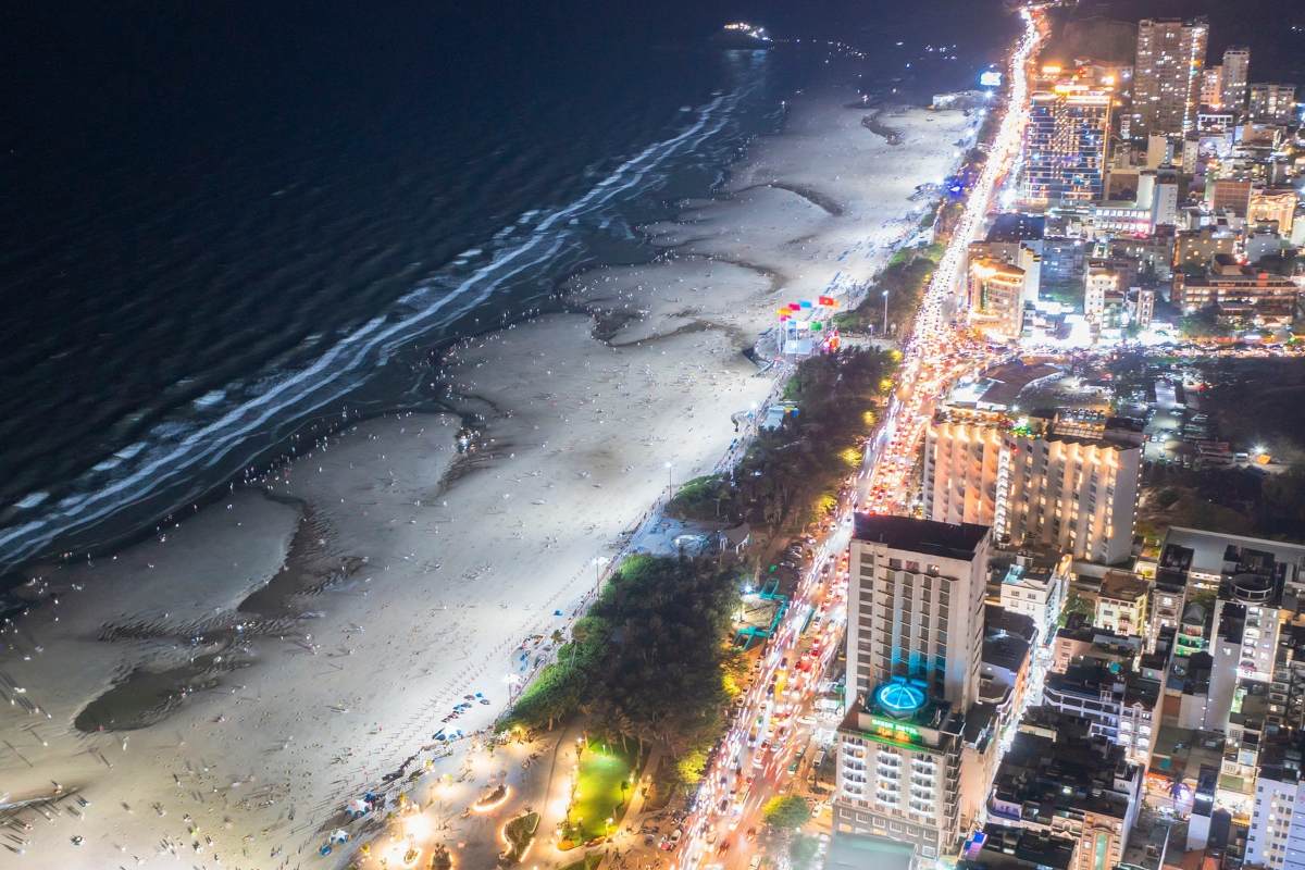 La playa de Vung Tau se divierte durante las vacaciones, incluso por la noche. Imagen: El hombre de la ley