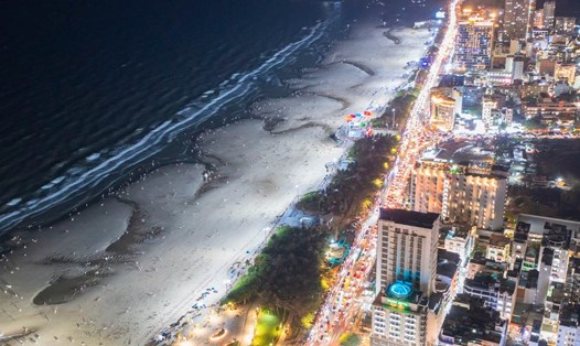 Bãi biển Vũng Tàu đông khách vui chơi trong kỳ nghỉ lễ, ngay cả vào ban đêm. Ảnh: Toàn Phạm