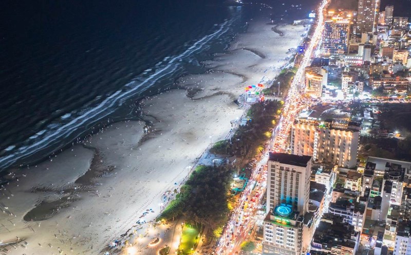 Vung Tau Beach is crowded with people having fun during the holidays, even at night. Photo: Toan Pham