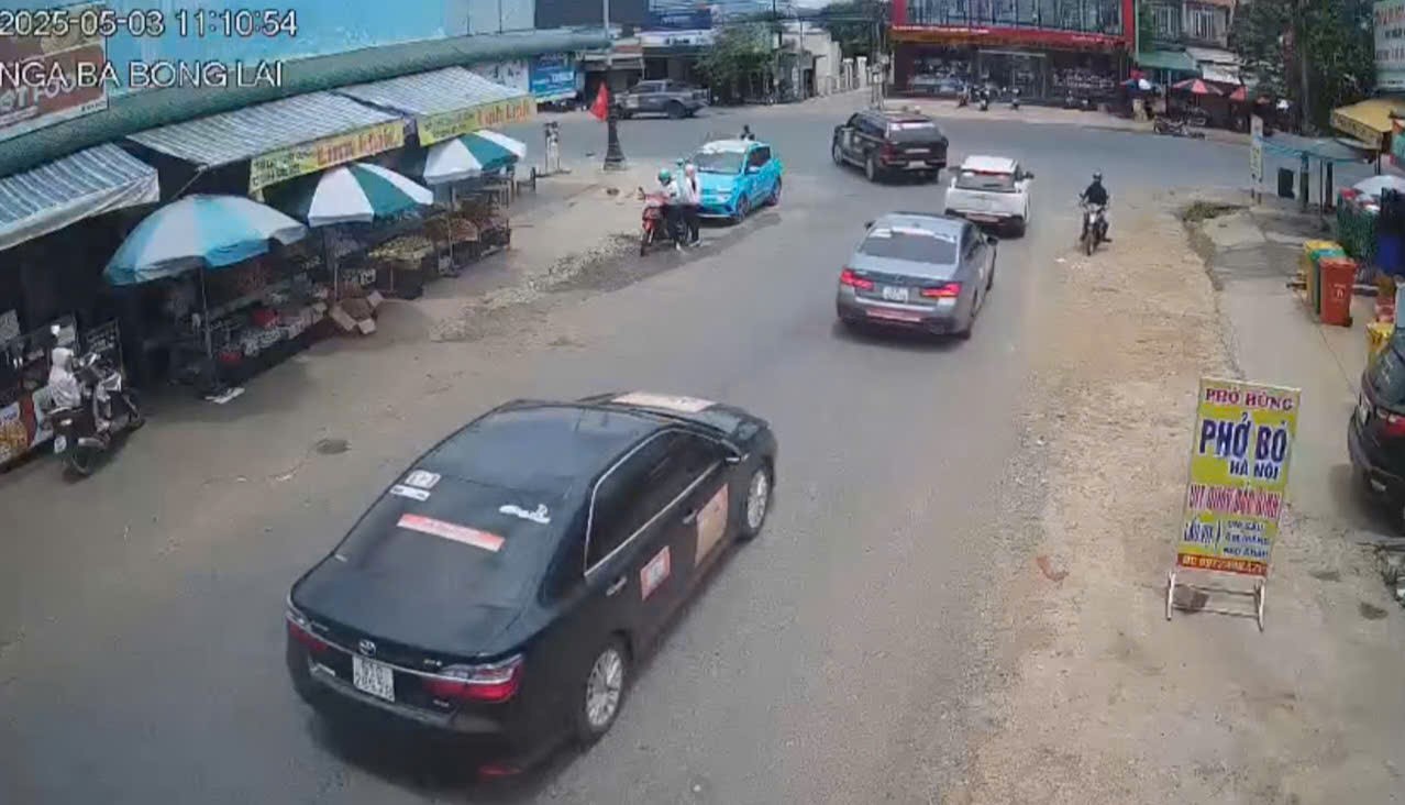 The authorities discovered more violations in the case of 2 cars blocking National Highway 20 for a convoy of businessmen to cross the road. Photo: Lam Hong