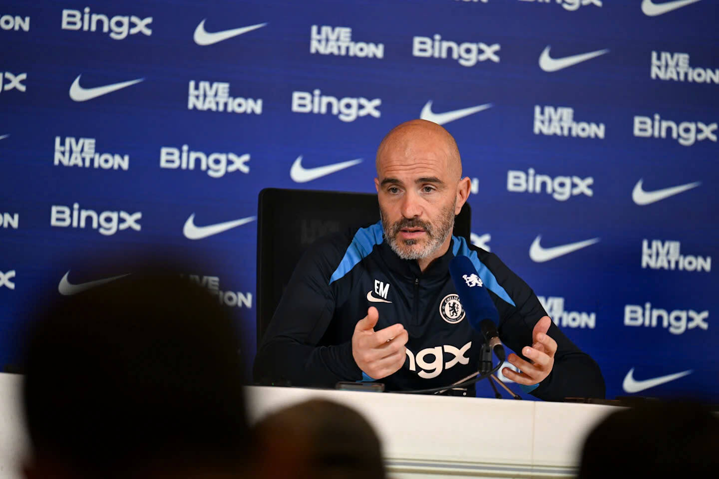 Enzo Maresca esta ayudando a Enzo Fernandez a desnudarse de manera impresionante. Imagen de AFP