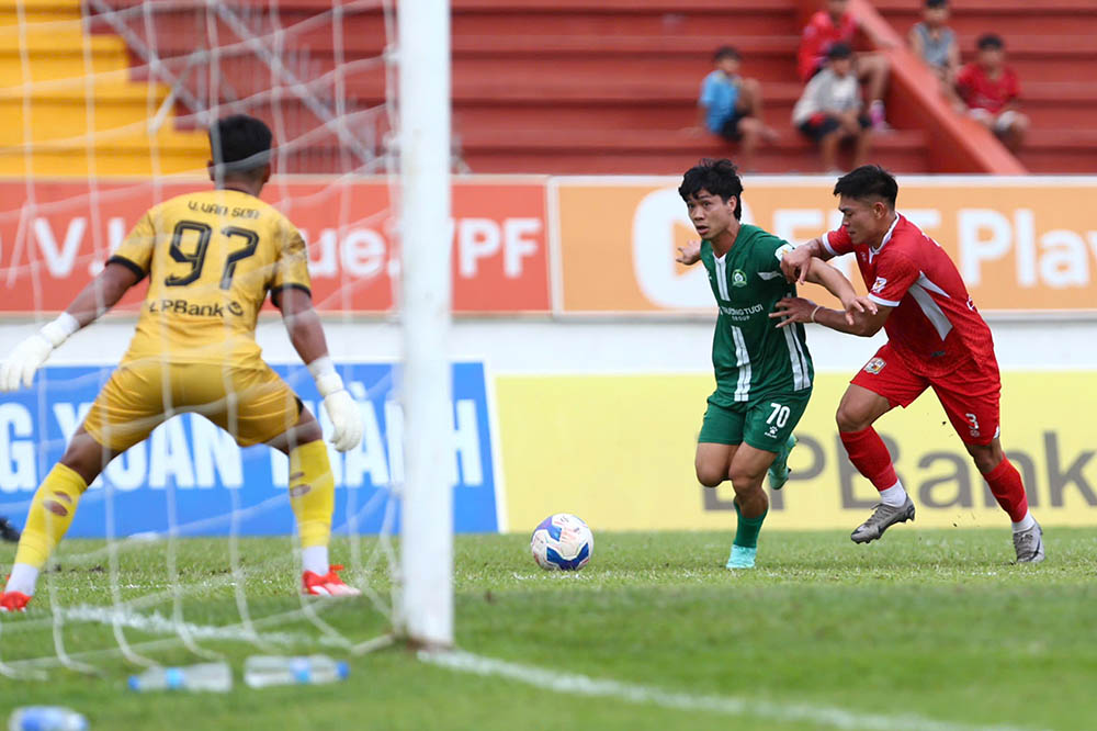 Bi go hoa, Truong Tuoi Binh Phuoc buoc phai dang cao tan cong de tim them ban thang. No luc cua Cong Phuong va cac cau thu doi khach vap phai su chong tra quyet liet cua hang thu Dong Nai.