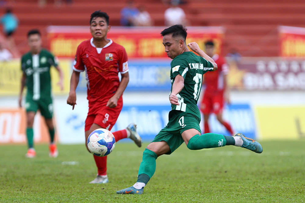 Sau ban mo ti so, Truong Tuoi Binh Phuoc van chiem the chu dong. Hang loat tinh huong tan cong duoc doi khach trien khai nhung dieu quan trong nhat la ban thang thi van chua den.