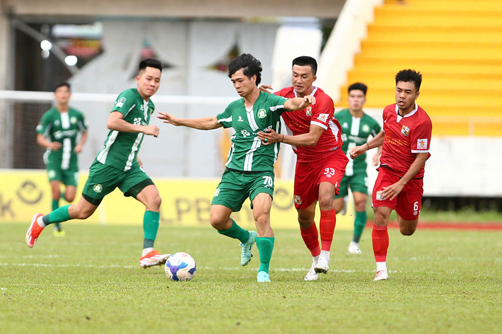 Cong Phuong tiep tuc la mui nhon tren hang cong cua Binh Phuoc. Su nguy hiem cua anh khien cac hau ve Dong Nai luon phai theo kem rat sat.