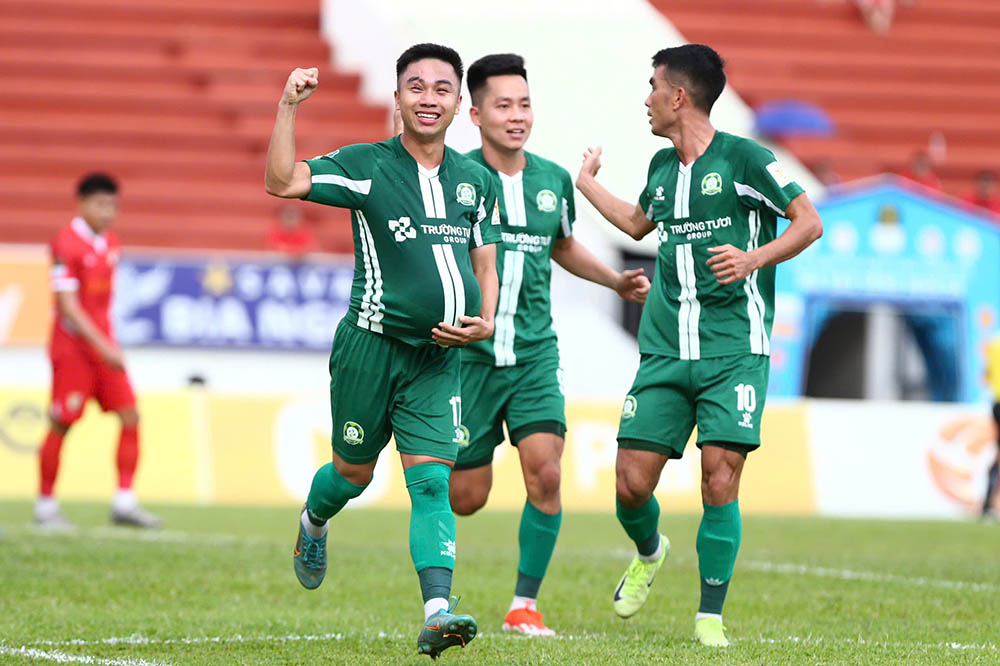 Truong Tuoi Binh Phuoc co khoi dau khong the tot hon khi som co ban mo ti so o phut 12. Trong tinh huong len bong nguy hiem dau tien ke tu dau tran, Hoang Duong cang ngang nhung thu mon Dong Nai kip day bong ra ngoai. Sau do, Manh Hung nhanh chan len vao vong cam de da boi thanh cong.