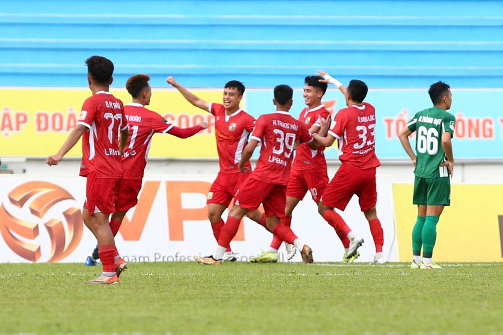 Sau nhieu co hoi bi bo lo, den phut 60, Dong Nai go hoa 1-1 sau pha lap cong cua Cao Quoc Khanh. Cau thu nay co pha danh dau rat dep mat sau tinh huong da phat cua dong doi, khien thu mon Tan Truong khong the can pha.