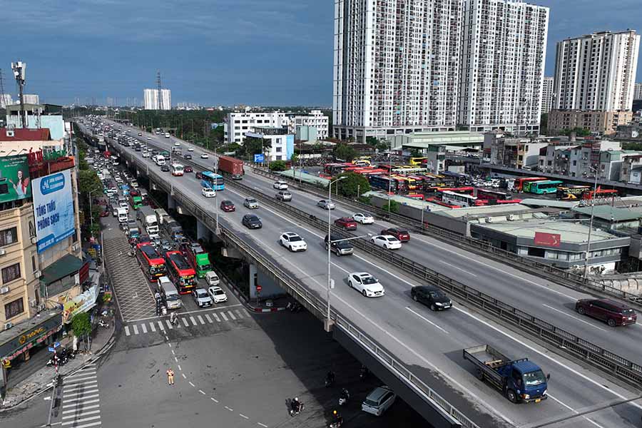 Los ciudadanos regresan a Hanoi con facilidad, sorprendidos con el trafico de la puerta