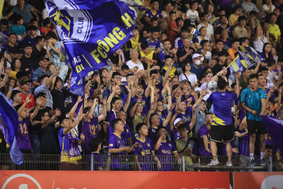 Hanoi FC fans at Hang Day Stadium in the home match against Nam Dinh. Photo: Minh Dan