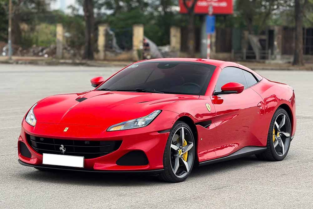 El Ferrari Portofino M con capota roja llamo la atencion cuando fue puesto a la venta en Hanoi. Imagen: cantidad