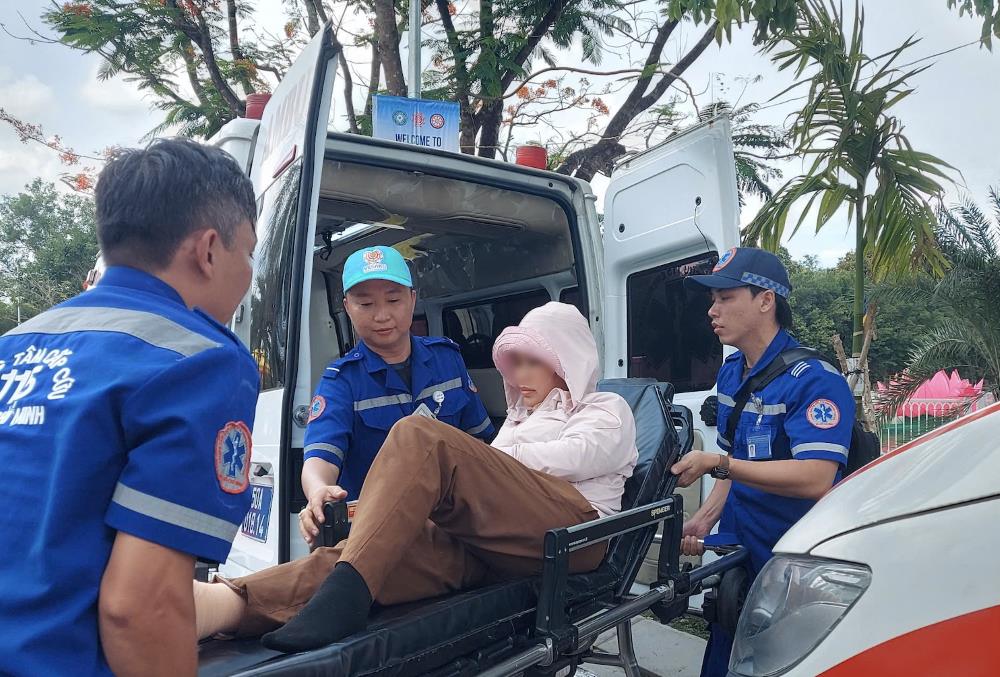 Doctors and nurses from the 115 Emergency Center transported people who were drunk and in the sun onto an ambulance. Photo: Provided by the Ho Chi Minh City Department of Health