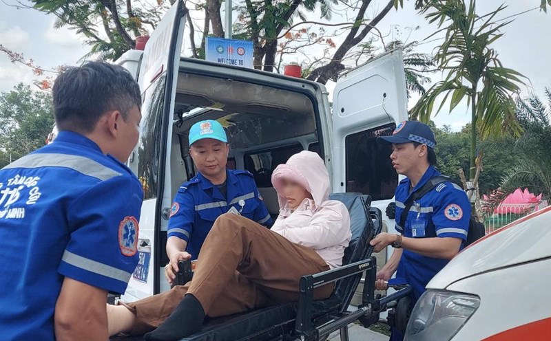Doctors and nurses from the 115 Emergency Center transported people who were drunk and in the sun onto an ambulance. Photo: Provided by the Ho Chi Minh City Department of Health