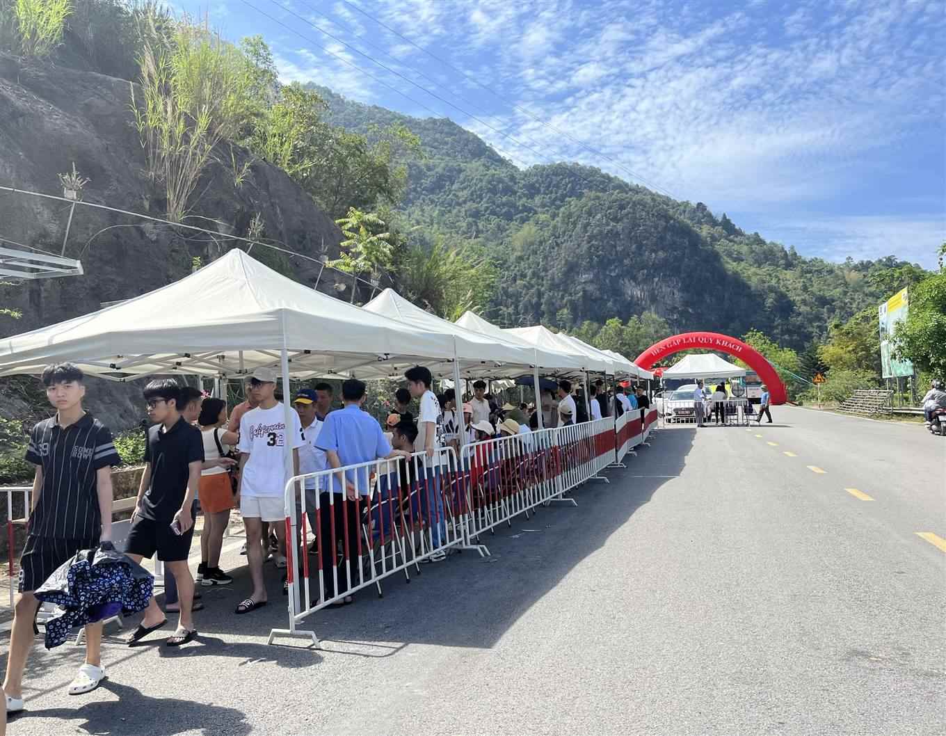 Muchos turistas eligen los monumentos historicos de Cao Bang para viajar durante las ultimas vacaciones. Foto: Departamento de Educacion y Ciencias de la Salud de la provincia de Cao Ping.