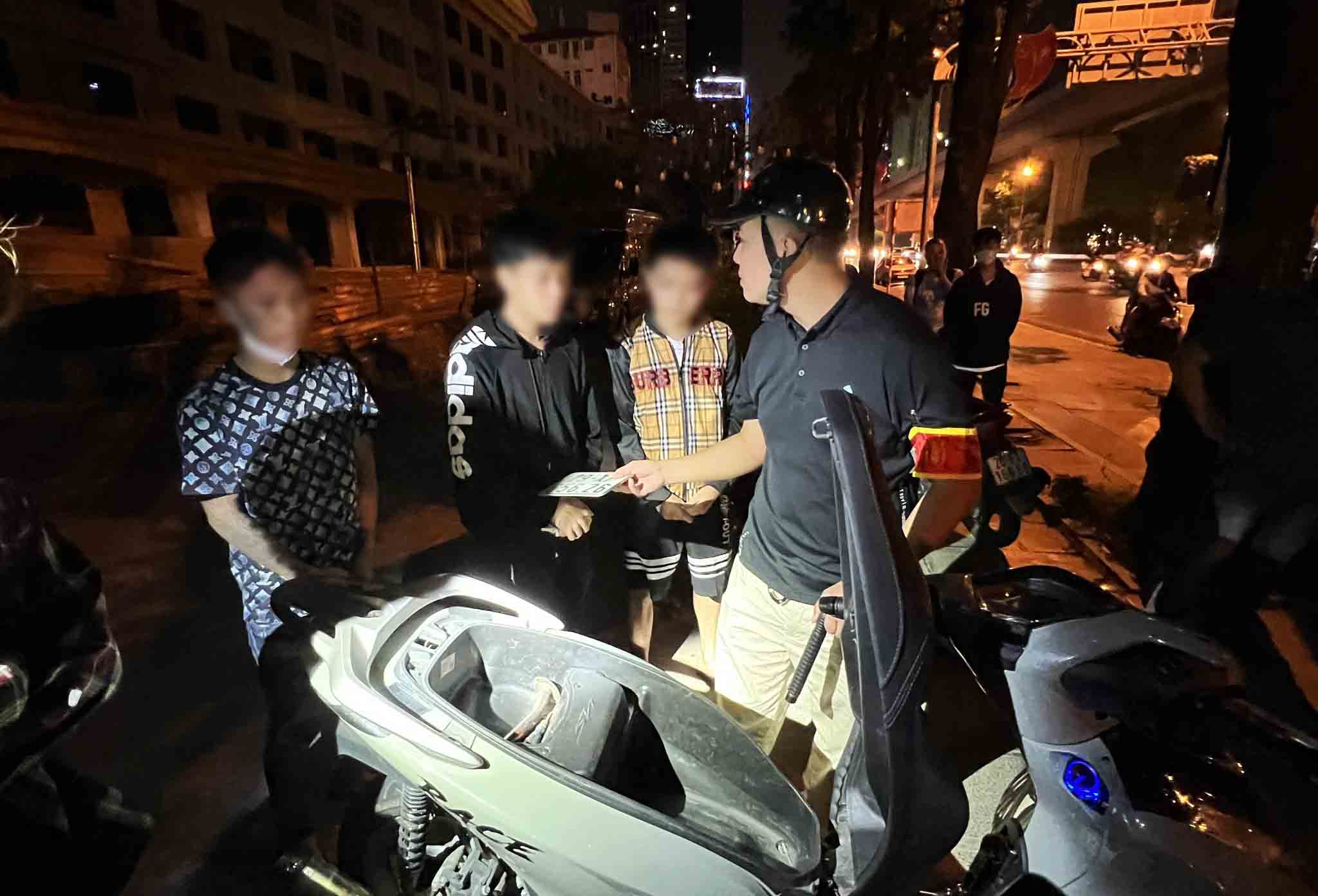 The disguised police force stopped checking subjects who were swerving and swerving, causing chaos on the streets of Hanoi. Photo: To The