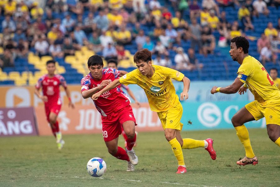 Thanh Hoa lost 1-2 to Ho Chi Minh City in round 21. Photo: Hong Son