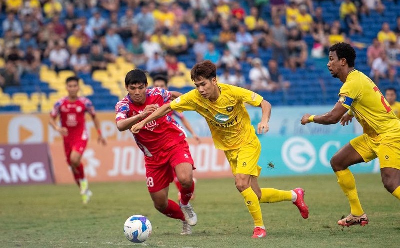 Thanh Hoa lost 1-2 to Ho Chi Minh City in round 21. Photo: Hong Son